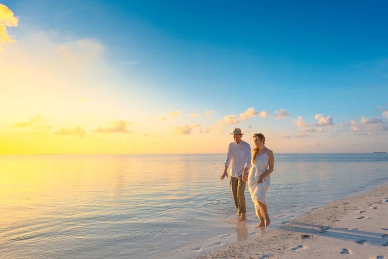 Couple walking on beach at sunset — Antalya Mediterranean lifestyle