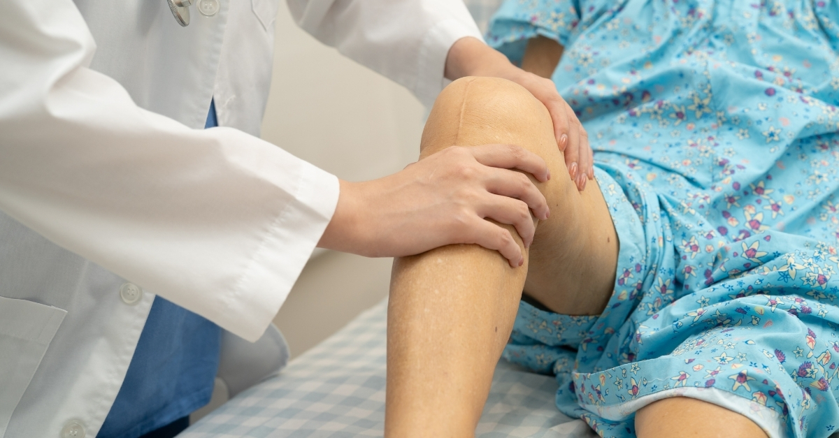 Orthopaedic surgeon consulting with a patient about knee replacement surgery at a modern hospital in Antalya, Turkey